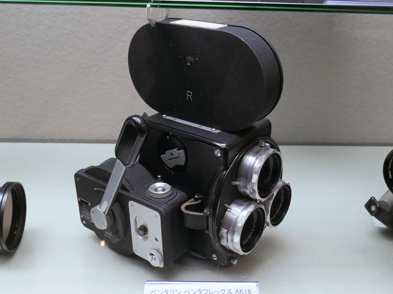 ペンタコン ペンタフレックス AK16（1953年）。ゼンマイもしくは電動モーターで駆動可能。16mmフィルムを使用する。