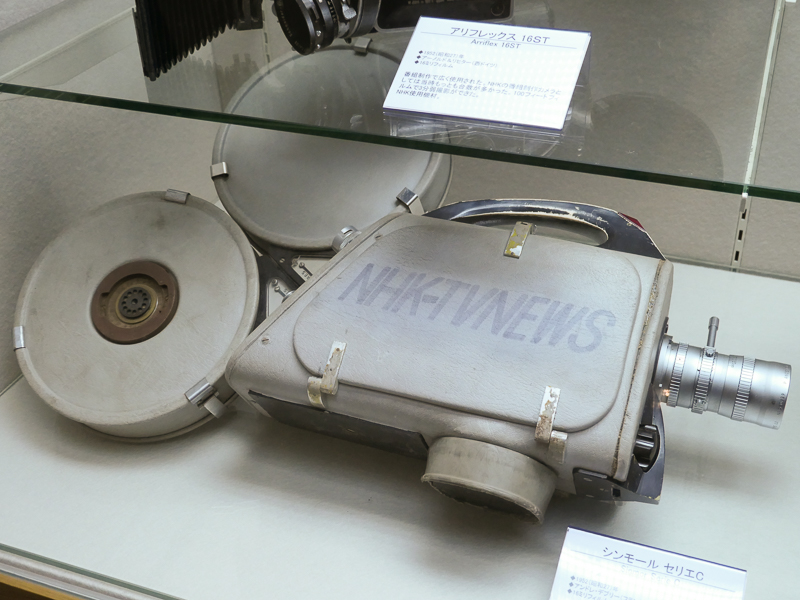 NHKの使用機材。シンモール セリエC（1952年）。斜め後ろから交換できるマガジンの利便性の高さが特徴。テレビのニュース撮影に使用されたという