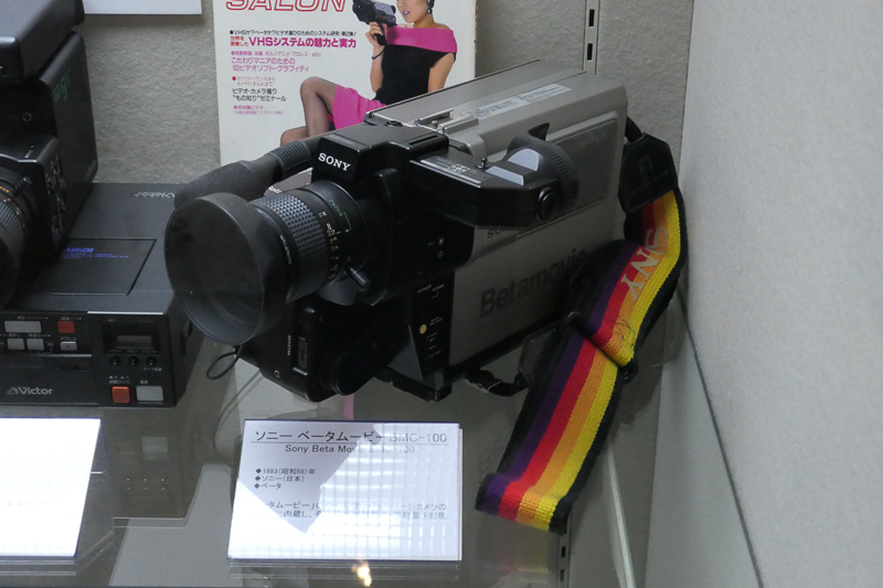 ビデオカメラのコーナーより、ソニー ベータムービーBMC-100（1983年）。ベータムービーの1号機。発売時に世界最小・最軽量だったという。