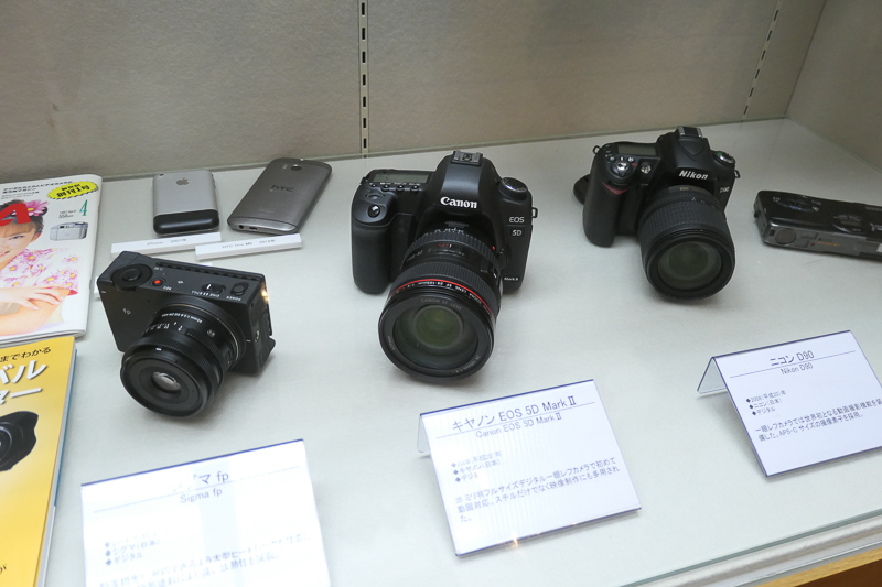 動画を撮れる一眼レフカメラの始まりは、2008年のニコンD90（右）。その後に登場した35mmフルサイズ機のキヤノンEOS 5D Mark II（中央）で“一眼動画”が広まった。シグマfp（左）は、ヒートシンクの搭載など動画撮影時の放熱に配慮した構造が特徴。