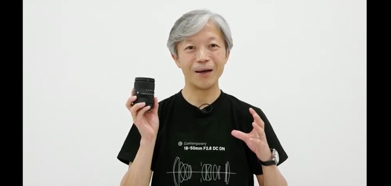 SIGMA 18-50mm F2.8 DC DN｜Contemporaryを手にするシグマ代表取締役社長の山木和人氏（10月19日のYouTubeライブ配信映像より）