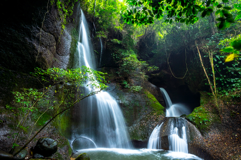 さりげなく撮影している感じだが、実は少しでもずれると左右に余分なものが写ってしまい雑な印象になる難しい滝だ。G4のダイヤルで微調整しながら構図を決めた<br><span class="fnt-85">ソニーα7R III / FE 16-35mm F2.8 GM / 20mm /マニュアル露出（F16、1/2秒）/ ISO 160 / WB:太陽光</span>