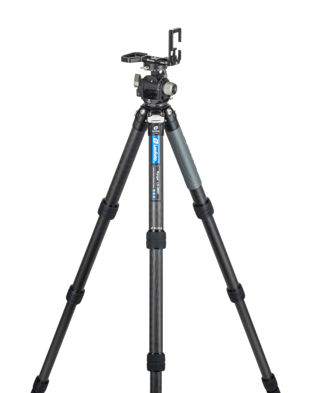 清家さんが使用するのは三脚LS-365Cとギア雲台G4の組み合わせ。それにL型プレートのLPS-A7R4が加わる。