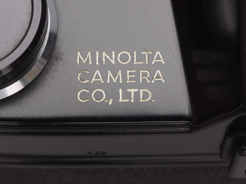 会社名は「ミノルタカメラ株式会社」でしたからそのままの刻印ですね。のちのSR101とかでは省略されちゃいます。飾りの刻印としては悪くないと思うのですが。