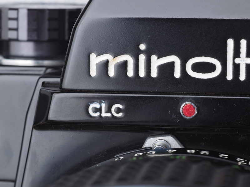 「CLC」（Contrast Light Compensator）の文字が銘板の脇に控えめにエングレーブされています。でもどこか誇らしげでもあるように感じます。世界初の分割測光とはいうものの、横位置撮影しか機能しないんじゃないかという疑惑が残ります。