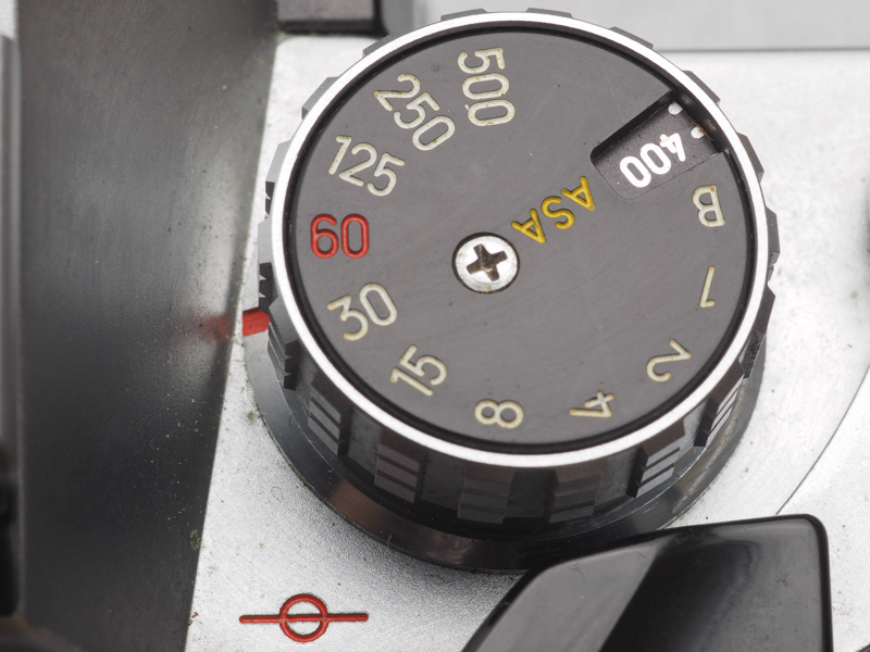 SR-T100上部にあるシャッタースピードダイヤル。最高速シャッタースピードは1/500秒となってしいます。1/1,000秒を省略するとコストは下げられたのでしょうかねえ。どうなんだろう。同様の仕様は輸出専用機に多く見られます。このカメラはオーストラリアで入手しました。