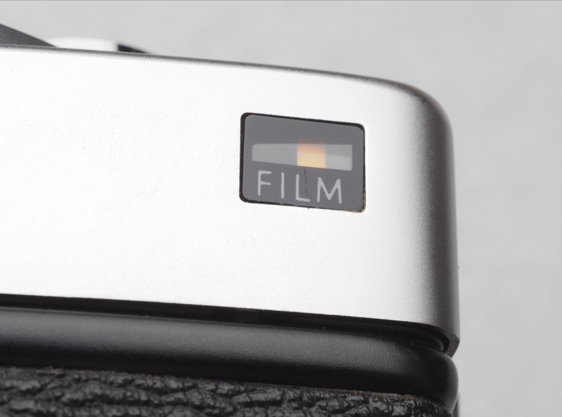 新設機能ありました。SR-T303b（SR505）の裏面の右上にあるフィルムシグナルです。フィルムが正常に巻き上げられているかを示します。正常に巻き上げられていればオレンジのバーが右から左に移動します。もちろん気にしたことはありませんねえ。巻き戻しクランクの回転を見ればいらないんですが、そう大きな声では言えません。