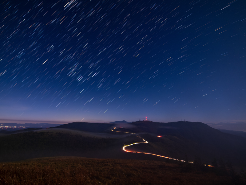 <span class="fnt-85">E-M1 Mark III / M.ZUIKO DIGITAL ED 8-25mm F4.0 PRO / 10mm（20mm相当） / マニュアル露出（F4、15秒） / ISO 800 / WB:蛍光灯 / 96枚をライブコンポジットで合成</span>