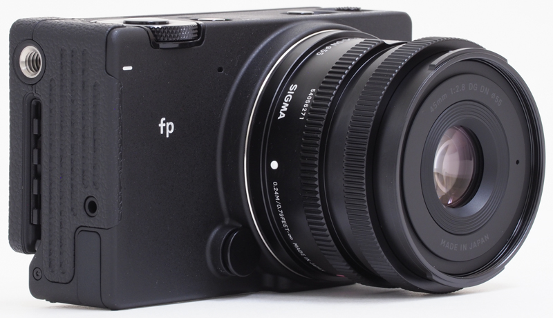 対象製品のひとつ「SIGMA fp」と「SIGMA 45mm F2.8 DG DN｜Contemporary」のセット