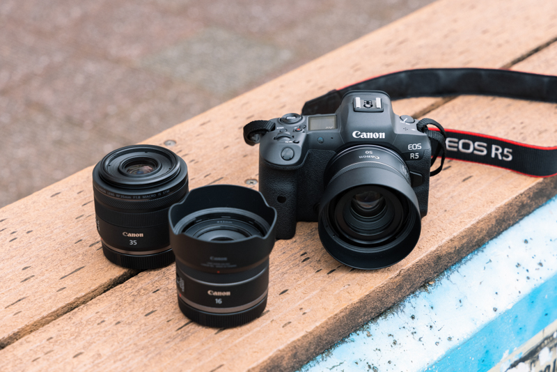 最新レンズのRF16mm F2.8 STMは小型・軽量で定評のあるRF50mｍ F1.8 STMとほぼ同等のサイズだ。この2本にRF35ｍｍ F1.8 MACRO IS STMを組み合わせた3本のセットでも小型バッグに難なく入るサイズでとても身軽に旅ができる