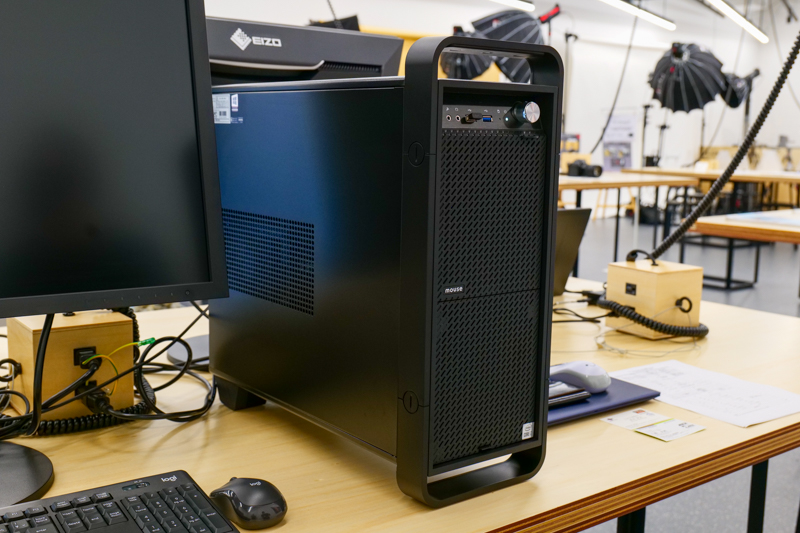 マウスコンピューターのDAIV Z9。Core i7-11700、GeForce RTX 3070、メモリ32GB、M.2 SSD 512GB（NVMe）+ HDD 2TBのクリエイター向けデスクトップPC。実際に編集作業を体験できる。他にDAIV 5Nによる配信体験も
