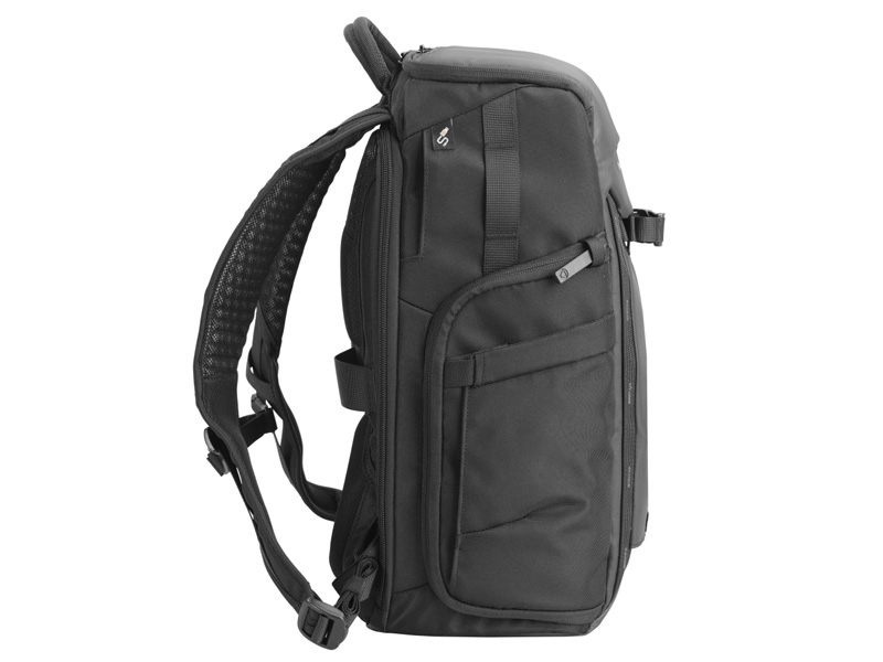 側面にUSB充電用の開口部を設けている