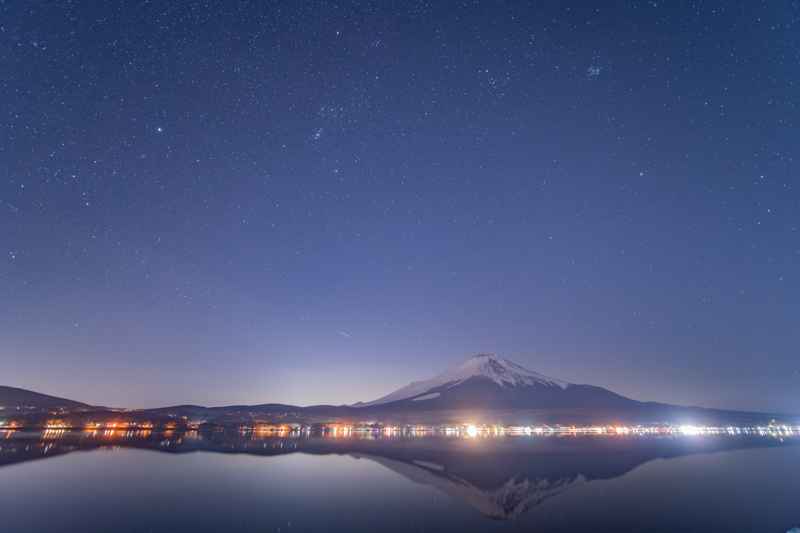 左がStarScape for M100＜なし＞、右がStarScape for M100＜あり＞<br><span class="fnt-85">ソニー α7 Ⅲ／ラオワ 15mm F2 Zero-D／15mm／マニュアル露出（F2、15秒）／ISO 2500／WB：蛍光灯</span>