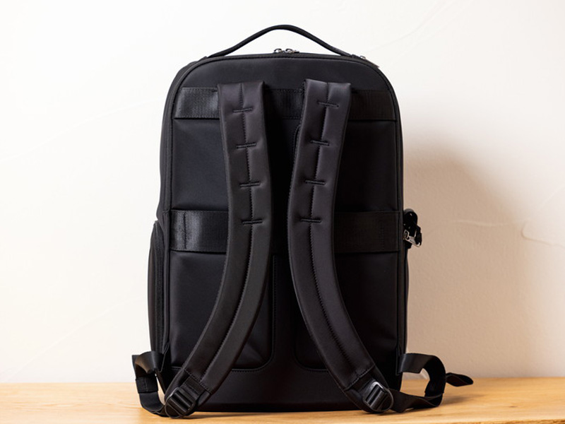 背面にはキャリーバーホルダーも備えている