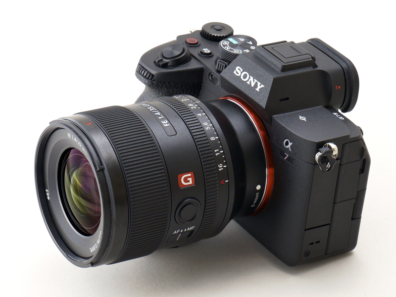 α7 IV。装着レンズはFE 35mm F1.4 GM