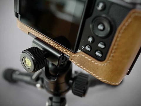 LIM'S Design、ニコンZ fc用のレザーケース。グリップあり・なしの2