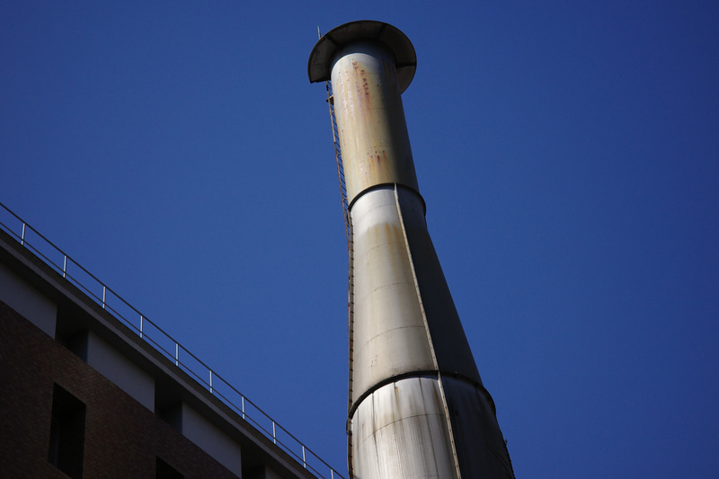 75mmのレンズはライカやコシナ・フォクトレンダーが有名ですが、画角的には中望遠というより標準レンズの域に入れたくなります。ポートレートに適するのはもちろん、街中のスナップでは“人間がモノを注視する画角”という感覚で使いやすいです。<br>RICOH GR IIIx　GR LENS 26.1mm F2.8+GT-2（F5.6・1/2,000秒）ISO 400　75mm相当