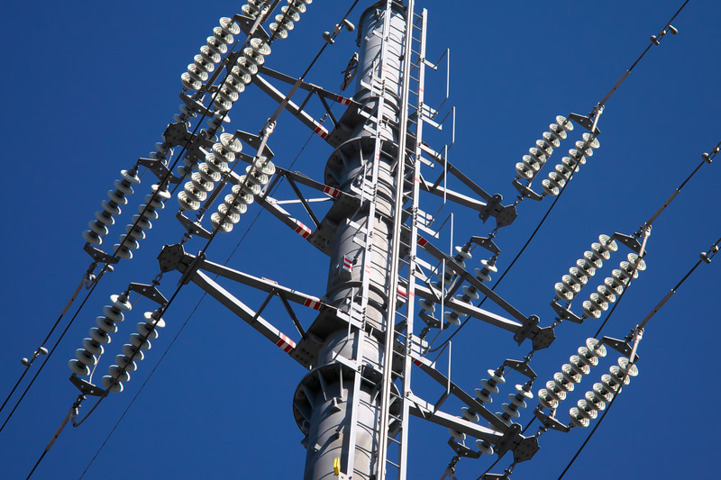 GT-2を装着して、クロップ71mm相当を併用、107mmの中望遠画角にて鉄塔を撮影してみました。『鉄塔 武蔵野線』好きとしては鉄塔をよく撮影していますが、スマホ撮影ではもの足りません。拡大してみると周辺のエッジ部分は僅かに線が太めな印象がありますが、実用上はなんら問題ないですね。ヌケがよくコントラストも十分にあります。<br>RICOH GR IIIx　GR LENS 26.1mm F2.8+GT-2（F8.0・1/800秒）ISO 400　107mm相当