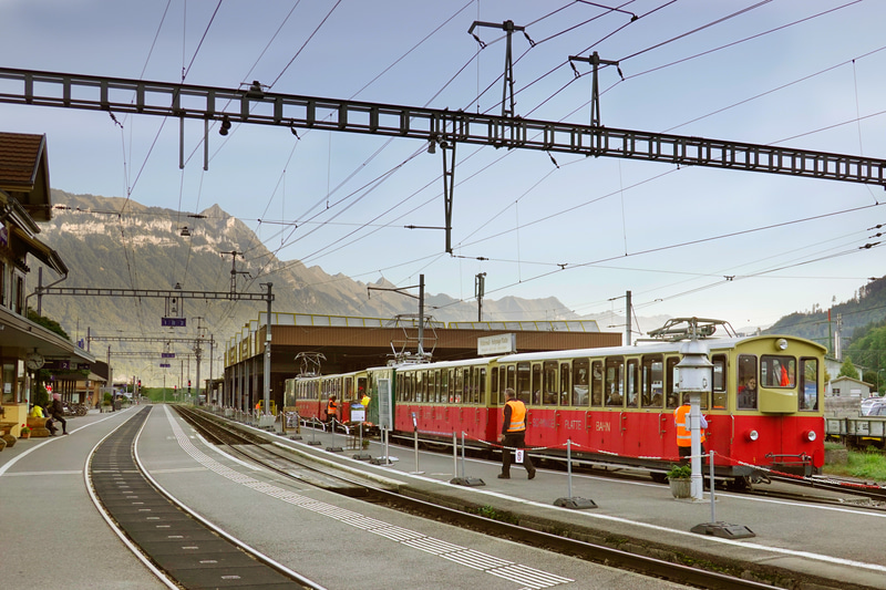 最初にこの鉄道を発見したとき、あまりの嬉しさに興奮して妻に電話し、「スイスで小湊鐵道みたいなスゲーローカル線見つけたんだ！」って言ったら、「ずいぶん遠くまで小湊鐵道撮りに行ってるのねぇ……。」と呆れられました（笑）。ご覧の通り、ホームには小湊鐵道がずらりと並んでいます。<br>ソニーRX100 VI（40mm相当、F4、1/400秒）ISO 125　WB:日陰 <a href="https://goo.gl/maps/siFP6c3tFkJh4RQP7" class="n" target="_blank">[Google Maps]</a>