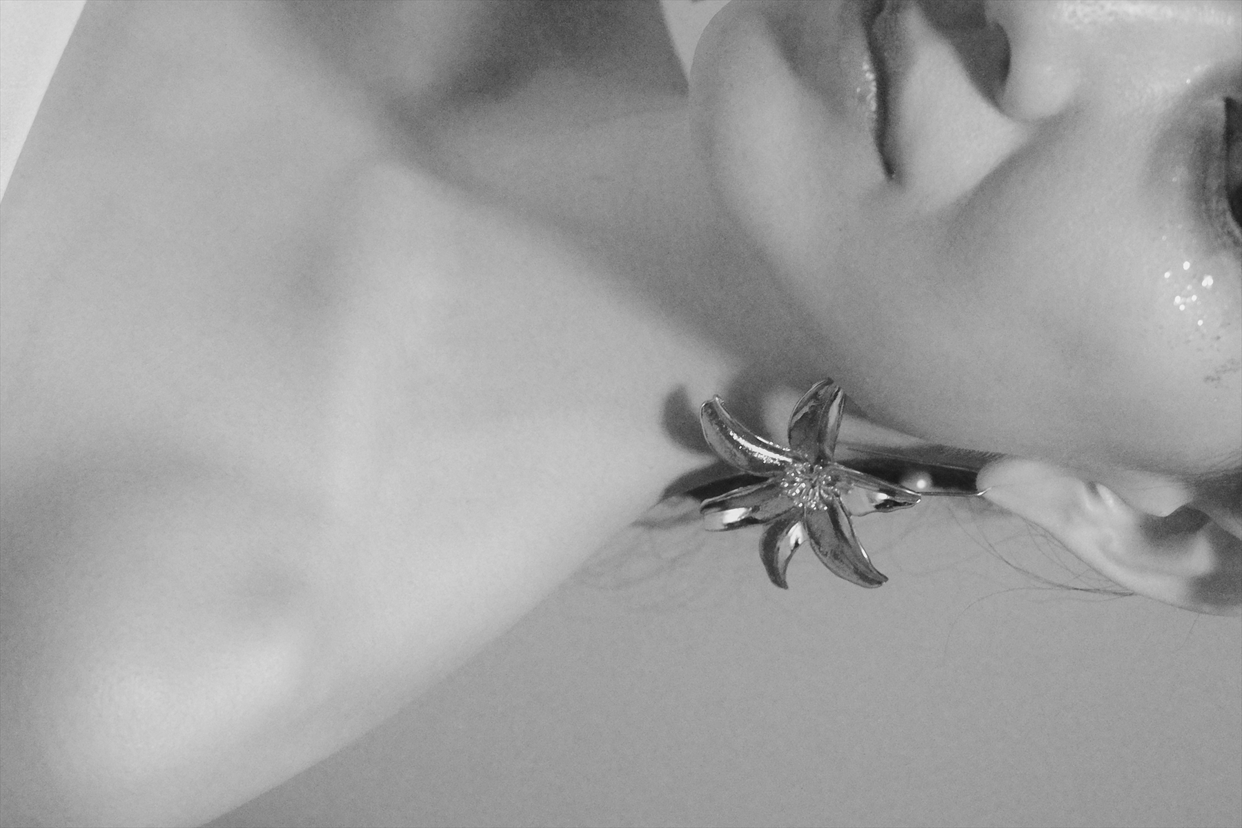 大胆な切取りをしてみた。話しかけながら近づくことができるのでモデルさんの緊張もほぐれる。<br>RICOH GR IIIx / 40mm（クロップ71mm） / プログラムAE（F2.8・1/25秒・±0EV） / ISO 2500 / WB太陽光 / ソフトモノトーン