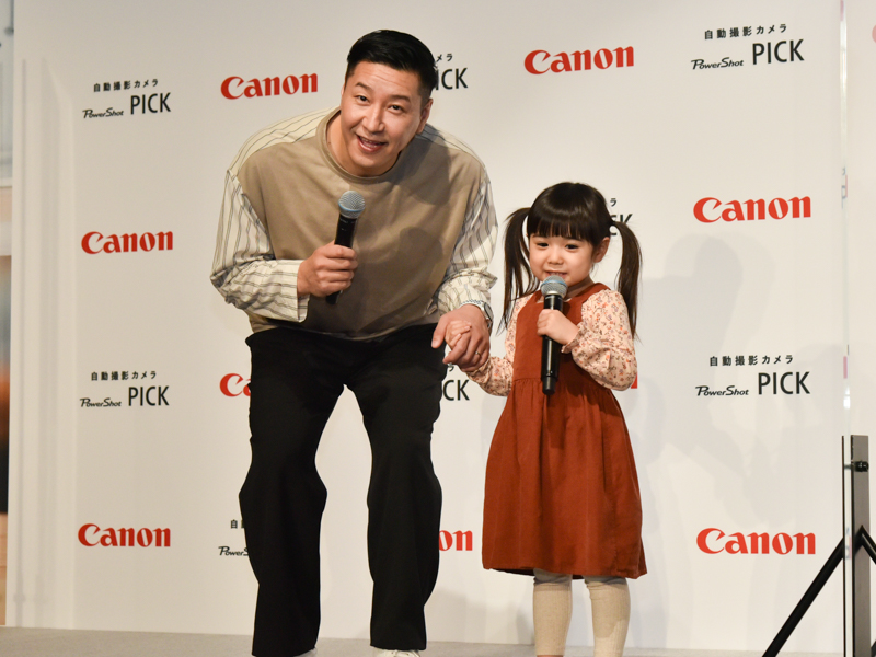 製品のスペシャルムービーで親子役として共演した室伏凛花ちゃん（右）