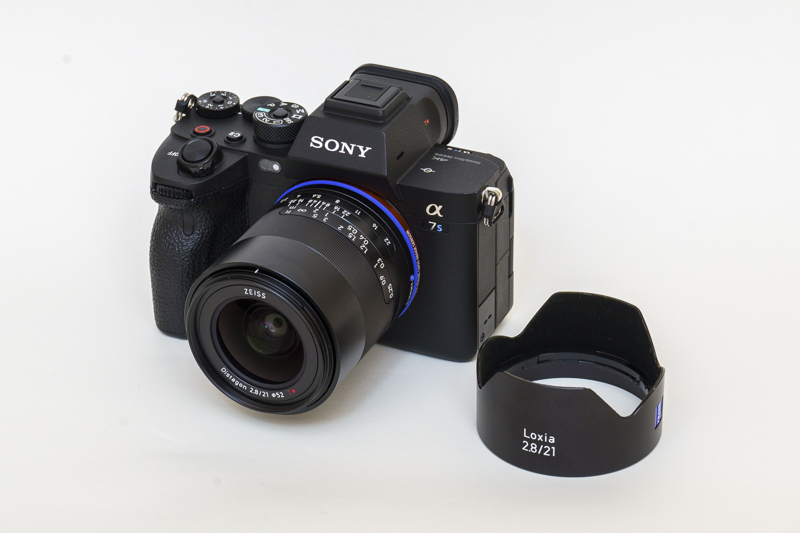Loxia 2.8/21（α7S IIIに装着）