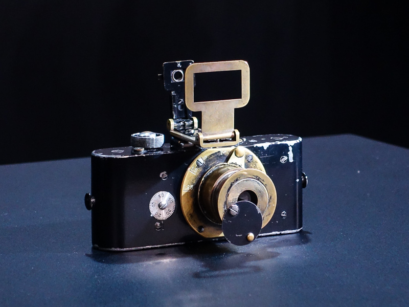 写真1：ライカの最初の試作機「ウル・ライカ」には、現在と同じ規格のアクセサリーシューが設けられている。写真ではファインダーが装着されている。