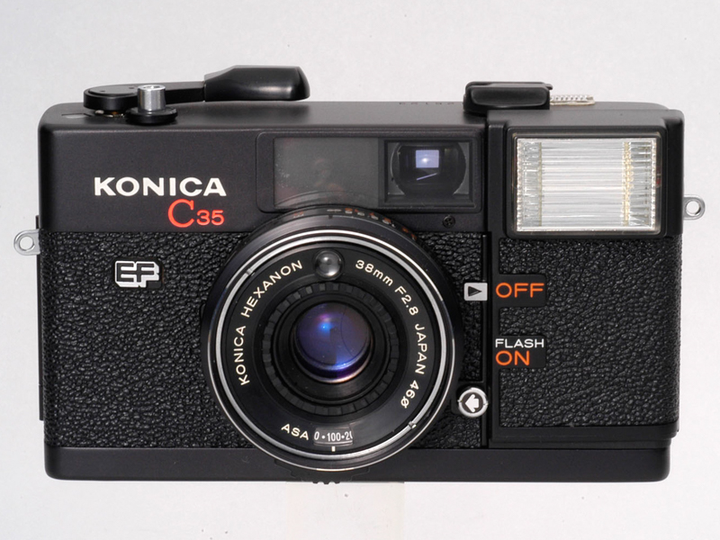 写真7：コニカC35EF：ストロボ内蔵の35mm判コンパクトカメラや、その延長上にあるコンパクトデジカメでも、ほとんどのものがアクセサリーシューを省略するようになった。（写真提供：<a href="https://www.jcii-cameramuseum.jp" class="n" target="_blank">日本カメラ博物館</a>）