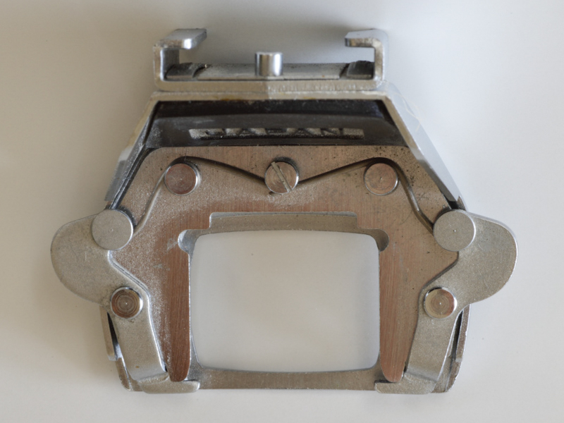 ペンタックスSP用のアクセサリーシューアダプターは、不用意に外れないようロック付きで、けっこう凝った作りになっている。