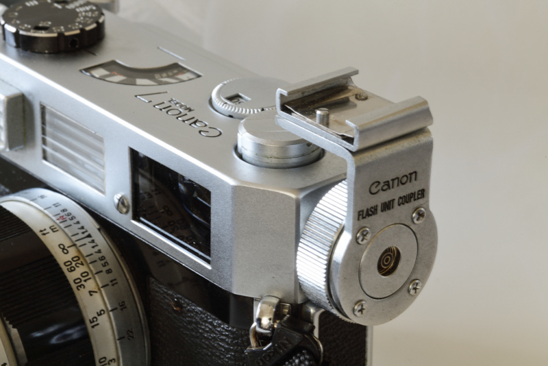 キヤノン7に一般のクリップオンタイプのフラッシュガンを装着するために、専用フラッシュガンのためのバヨネットを利用して取り付けるアクセサリーシューアダプターが用意された。同時期のキヤノンフレックスシリーズにも使える。