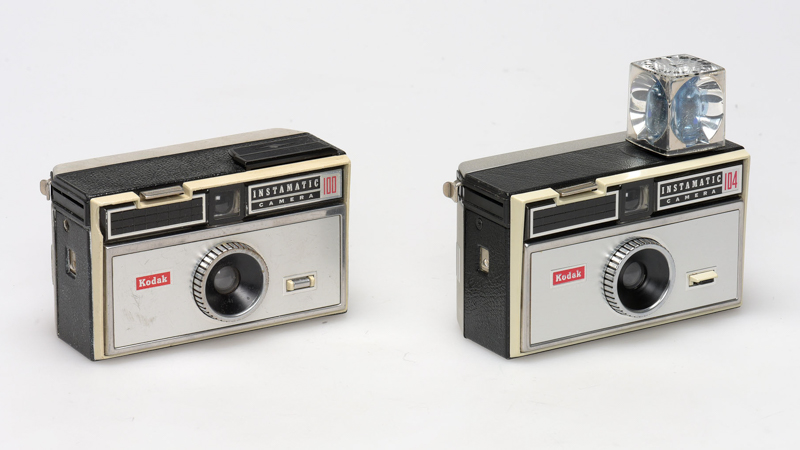 写真6：コダックインスタマチック100と104。レンズ交換のできないエントリークラスのカメラでは、フラッシュ機能が内蔵されると当然のようにアクセサリーシューが省略された。左の100型はポップアップ式のフラッシュガンを内蔵しており、右の104型はフラッシュキューブのガンを内蔵している。（写真提供：<a href="https://www.jcii-cameramuseum.jp" class="n" target="_blank">日本カメラ博物館</a>）