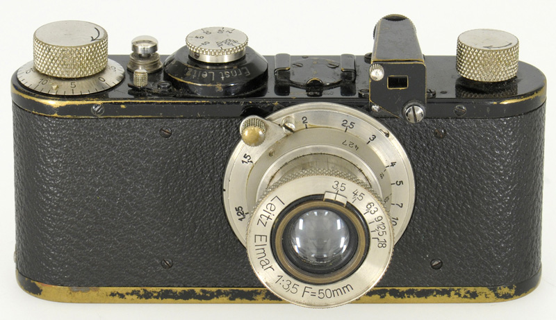 写真3：ライカC型になるとレンズ交換が可能になったので、内蔵ファインダーで対応できる画角以外のレンズを使う場合は、天面中央のアクセサリーシューに外付けファインダーを装着する。（写真提供：<a href="https://www.jcii-cameramuseum.jp" class="n" target="_blank">日本カメラ博物館</a>）