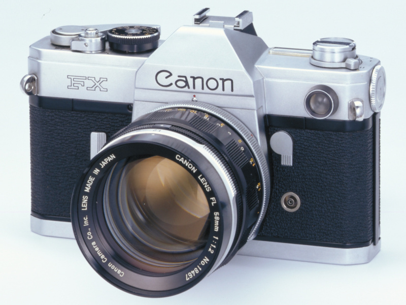 写真9：キヤノンFX。このカメラあたりから35mm判フォーカルプレン一眼レフでも、現在のようにペンタプリズム部の稜線部分にアクセサリーシューを固定することが定着した。