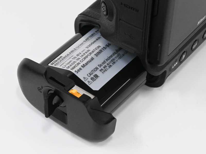 バッテリーはEN-EL18dを同梱（D6に同梱のEN-EL18cほか、EN-EL18b/EN-EL18a/EN-EL18も条件付きで使用可能）