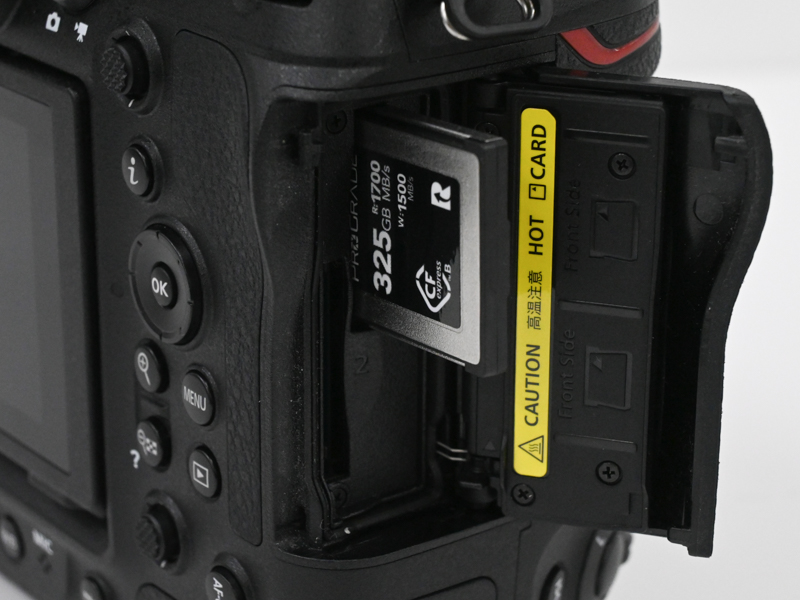 CFexpress Type B/XQD対応スロットが2つ備わる