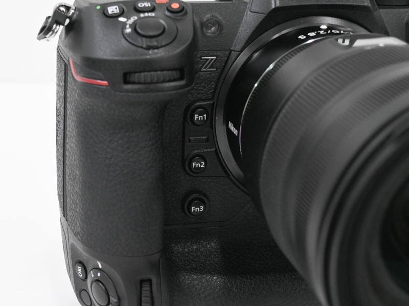 グリップを握り込んだ先に、ファンクションボタン。D6との共通性を持たせた配置