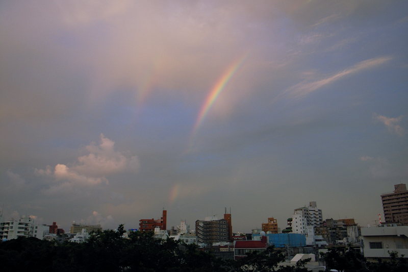 沖縄がロケの映画撮影の合間に1人になりたいときにいつも行っていた「希望ヶ丘公園」。この日はスコールの後に小さな虹が空に現れた<br><span class="fnt-85">RICOH GR DIGITAL／28mm／プログラムAE（F2.7、1/160秒、－1.0EV）／ISO 64／WB:オート</span>