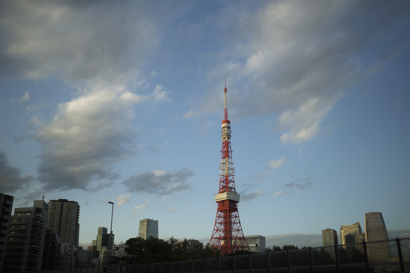 「今日の空」というシリーズの中でも数多く登場する東京タワー。浜町から首都高速に乗り込んで、車の助手席から写した1枚<br><span class="fnt-85">RICOH GR III／28mm／プログラムAE（F4、1/250秒、±0EV）／ISO 100／WB：太陽光</span>