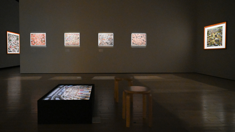 画面左下に設置されているのは映像作品。本展ではこうした映像作品が4点展示されている