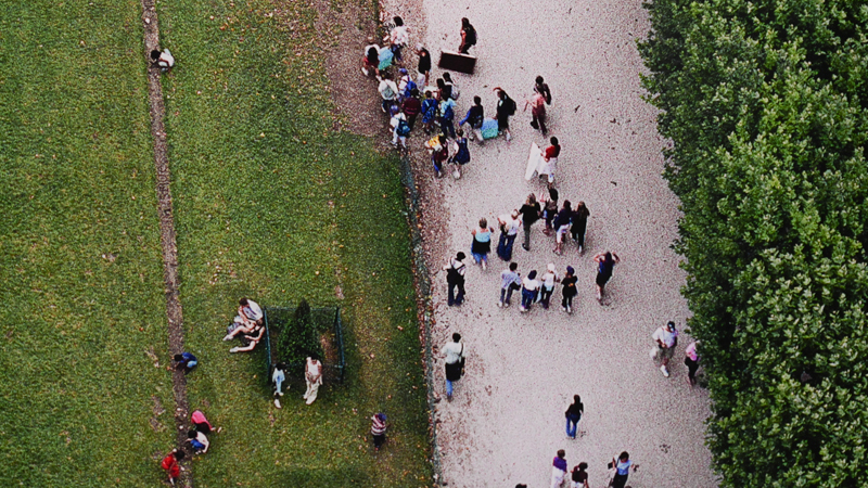 「PAR 32515」の一部にぐっと寄ってみた。人々の様子まで子細に見てとることができる。こうした細部の観察から引き出されてくる気づきをどう楽しむか、が本展のポイントとなっている