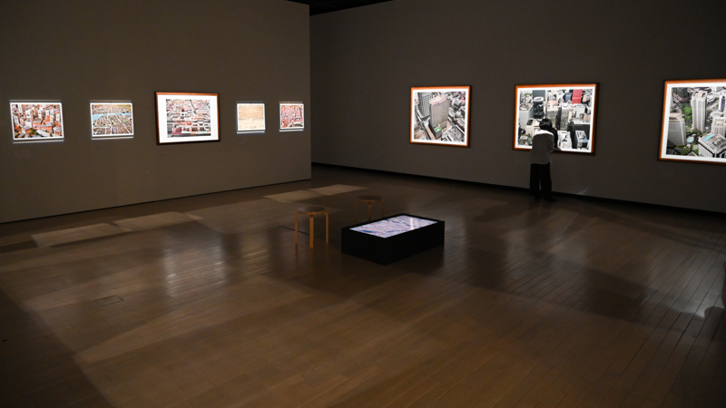 展示室より。右奥の鑑賞者をみても作品の大きさが伝わってくると思う。大サイズでの展示だからこそ細部を見ていく楽しさも増すのだということに気づかされる