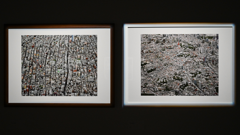 展示室より。左の作品が展覧会のメインビジュアルとして用いられている「TYO 90835」。2016年の東京オリンピック招致にあたり制作された模型を撮影したものなのだという。右は「TYO 90842」