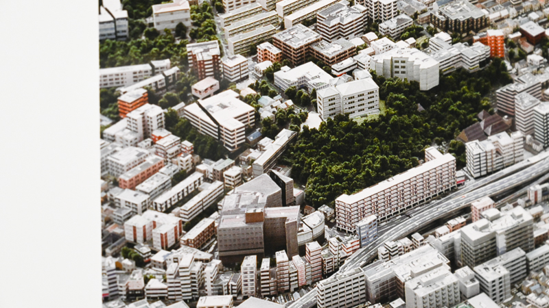 同じく東京を捉えた作品から。模型といわれても、実際の空撮と見違えてしまうほど精巧につくられていることがわかる