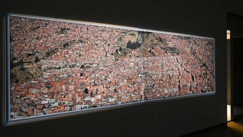 展示室の様子。作品の幅は実に4mで、1点もので仕上げられるフレームサイズとしてはこれが最大のものなのだという。壁面いっぱいをもちいて展示されているスケール感は圧巻だ。ぜひ解像の高さを楽しんでほしいと松江さん