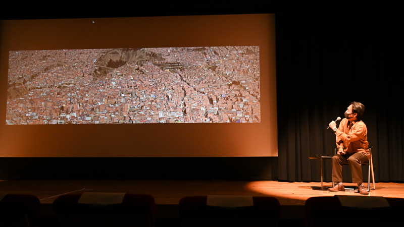 展覧会場でも最大サイズの作品「LPB 1733」について語る松江さん