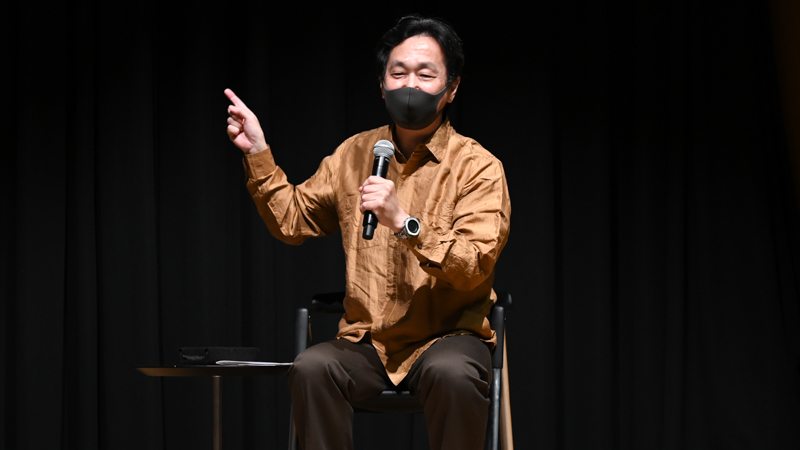 展示作品について解説する松江泰治さん