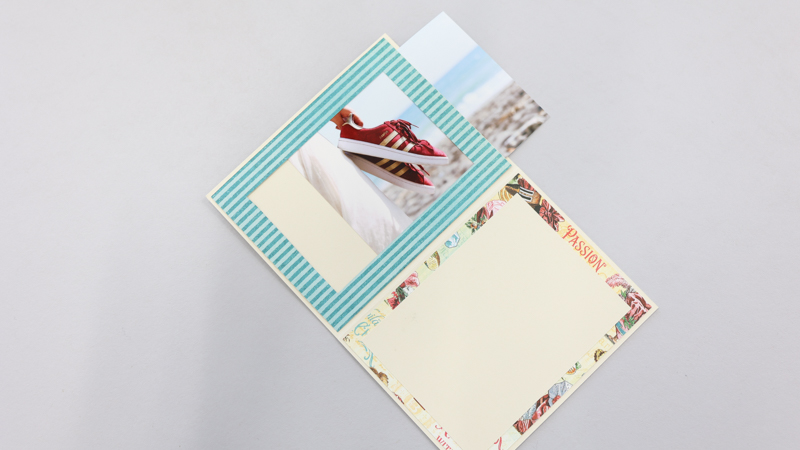 L判でプリントした写真をセットしてみたところ。スムーズにひっかかりなくセットできました。プリント用紙に厚みがあるものを使いたい場合は、ゲタの厚みを調整することで対応できそうです