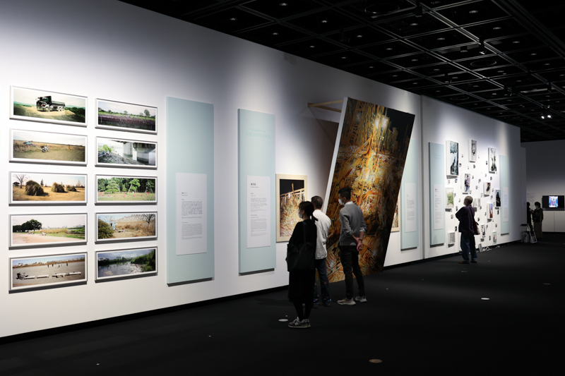 10月16日～11月14日にかけて開催されていた「写真新世紀展 2021」の様子。公開審査会当日も多くの鑑賞者がつめかけていた