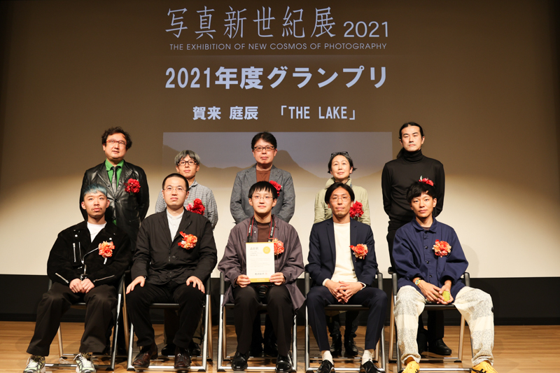 公開審査会当日、リアル会場で登壇したファイナリスト5名と審査員の面々