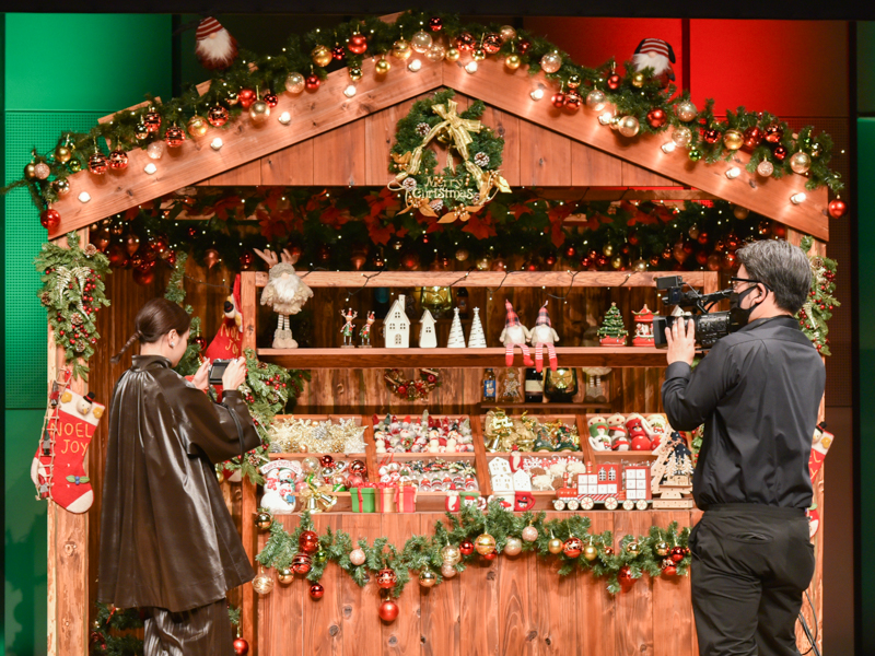 会場に突如あらわれた“クリスマスマーケット”で撮影を試みる広瀬さん。エフェクトを選ぶときは「直感です」